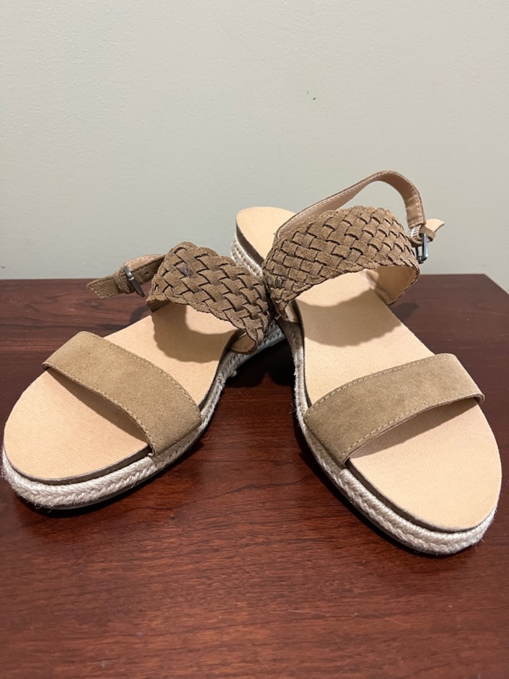 Lucky Brand Gloreah espadrille sandals feature a tan suede woven strap size 8